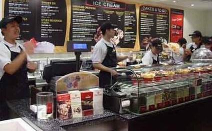 冰淇淋培训学员毕业开店店面